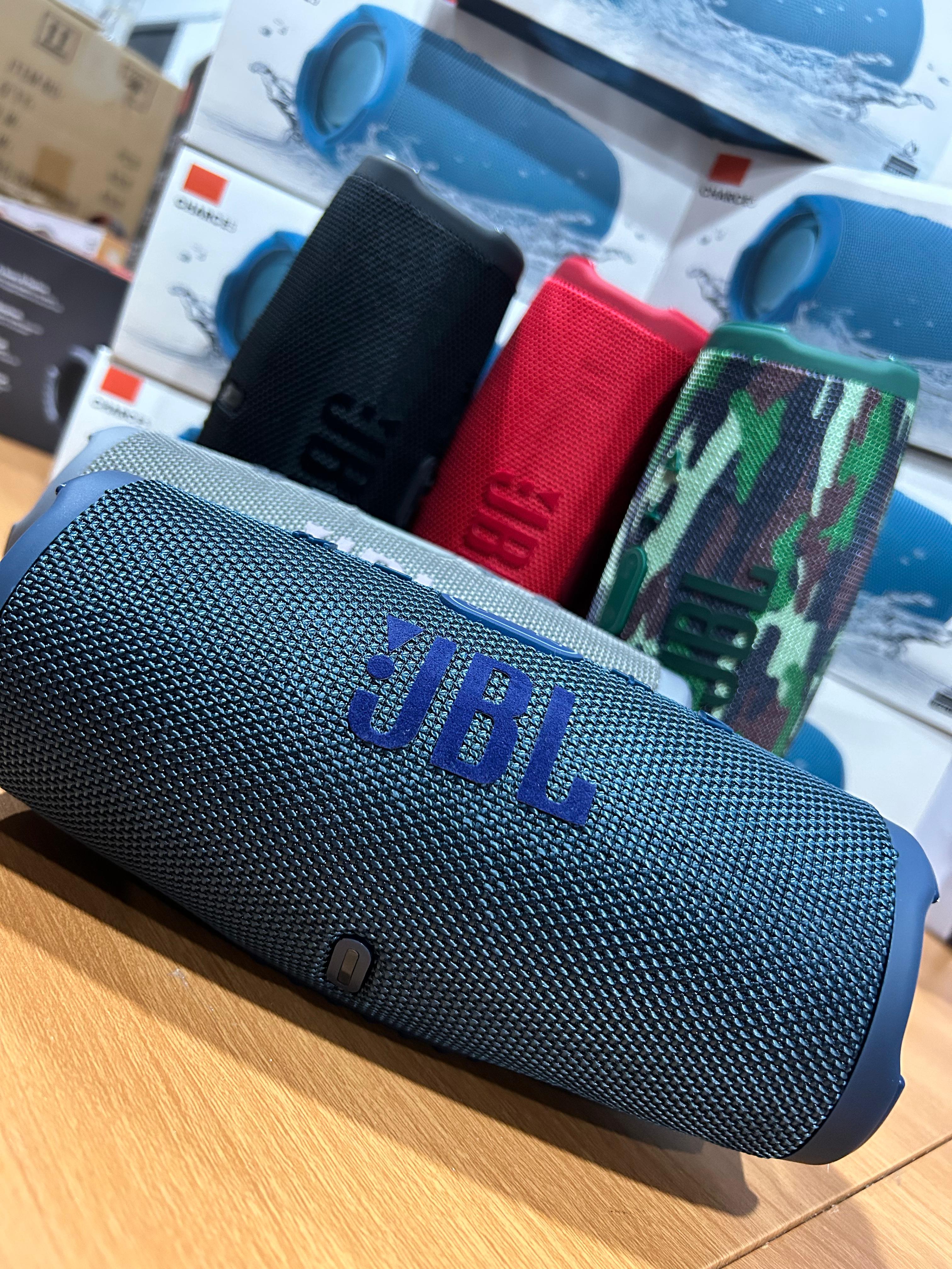 Vista 3 de JBL Charge 5 - COLOR: GRIS